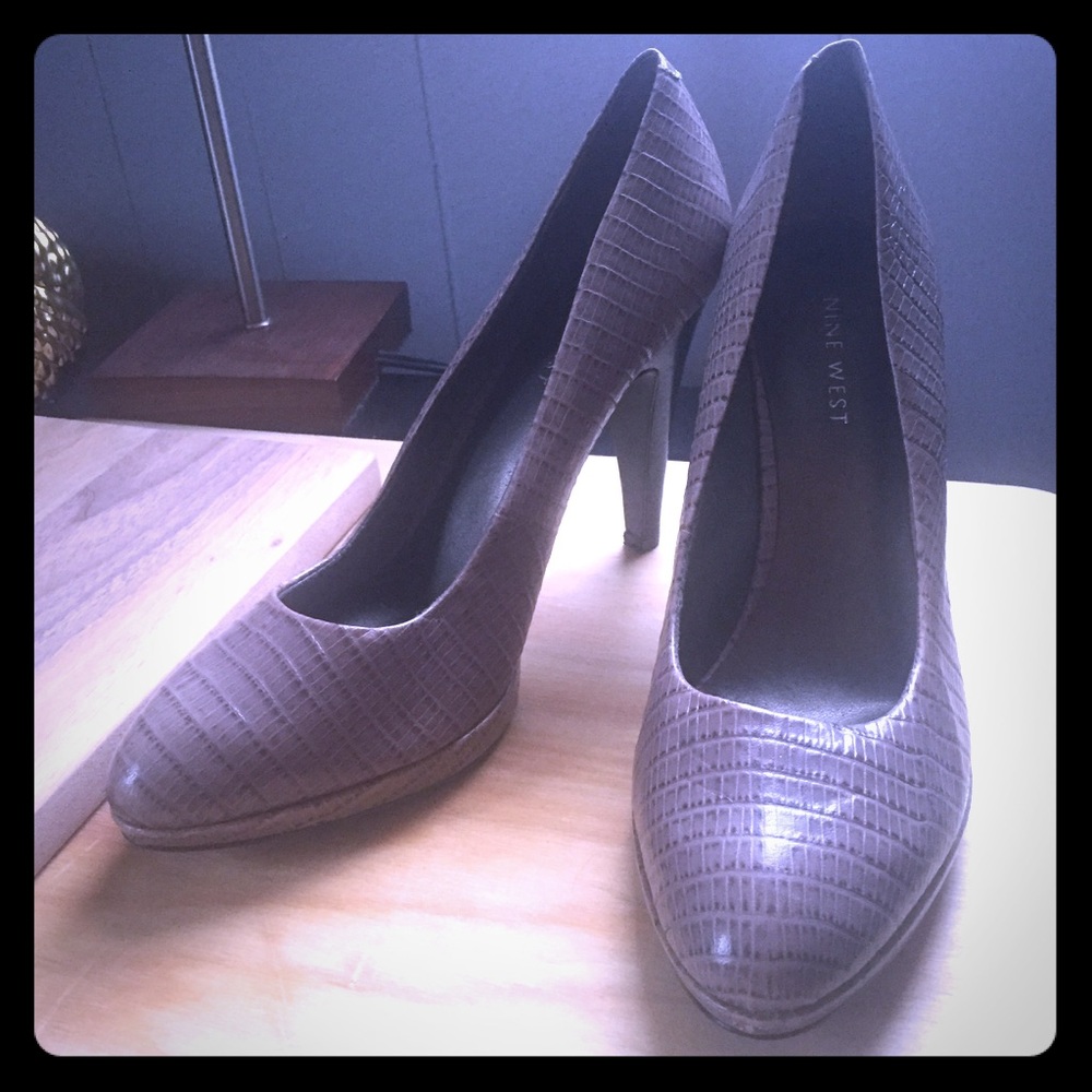 Nine West Gray Snakeskin Novitao Pumps